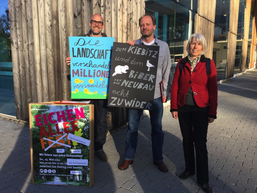 Plakat-Demo vor dem Seefelder Rathaus am 2.5.2017